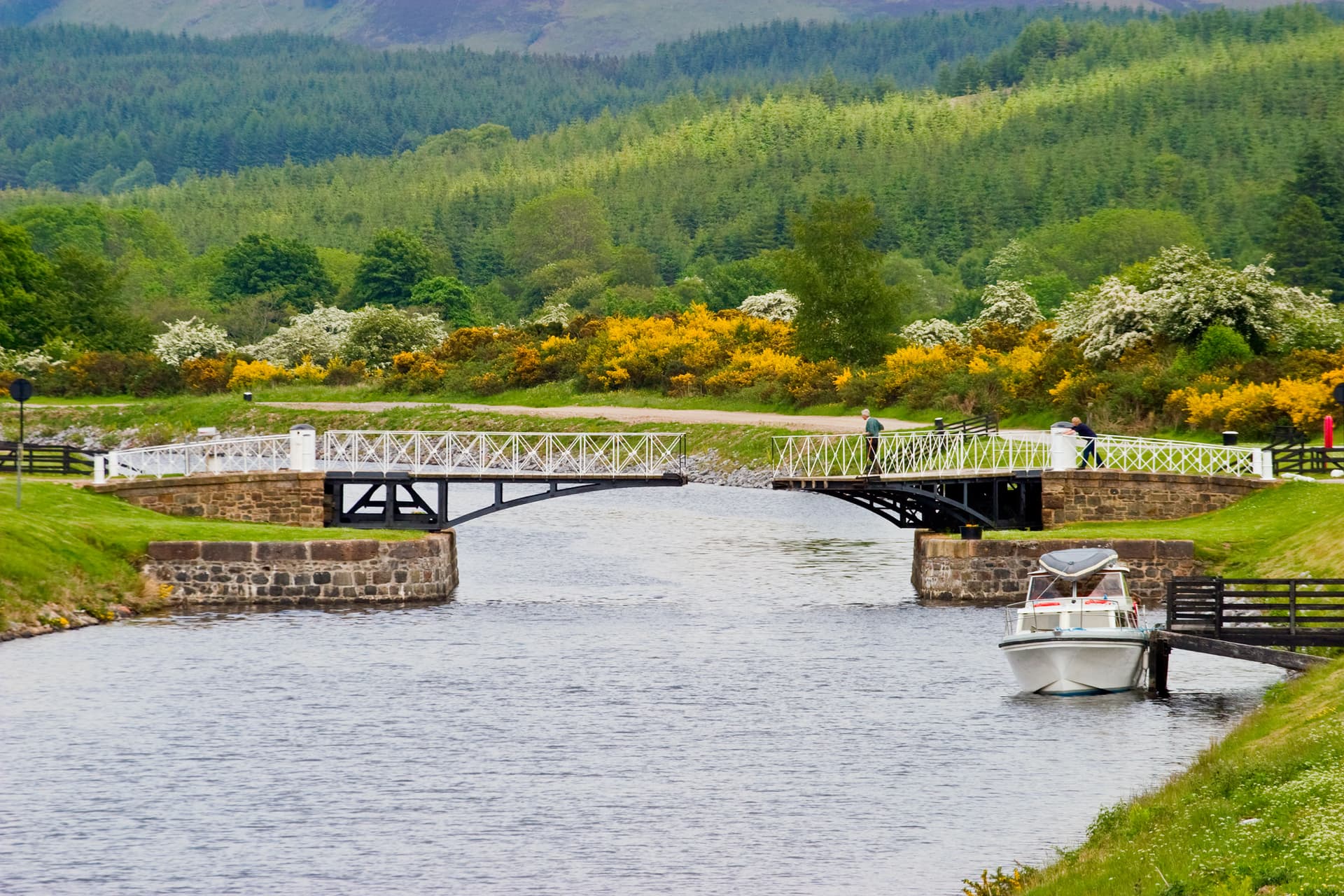 caledonian-canal-view