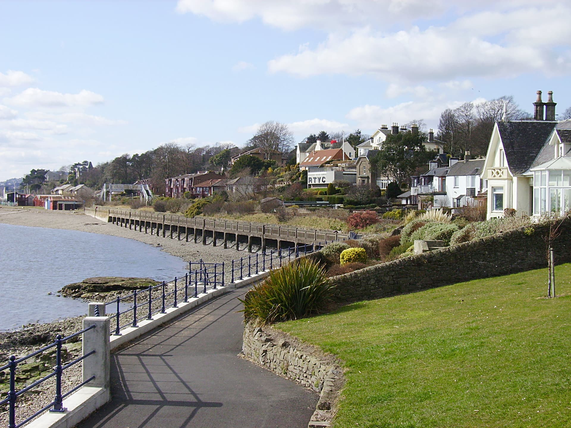 Riverside promenade along the River Tay with houses on the hillside in Dundee.